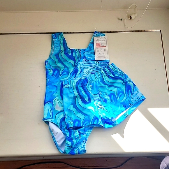 Leotard and shorts - Picture 2 of 2